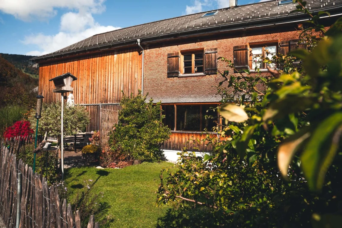 Herbst Waelderhaus mit Garten Umgang Mellau @Josef Wittibschlager - Mellau Tourismus